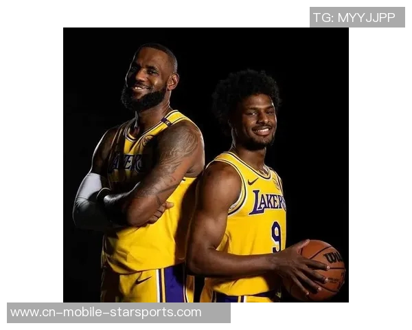 卧龙凤雏组合再现赛场风采美媒调侃艾顿与布朗尼的精彩对决